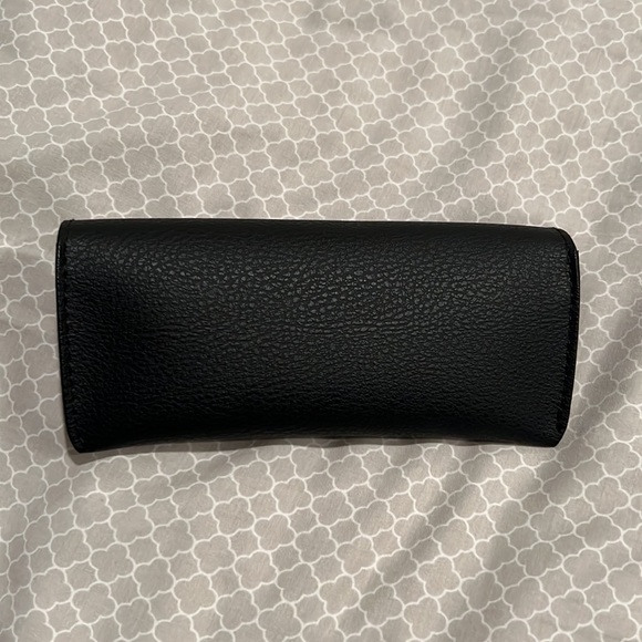 Ray Ban sun glass case with cleaning cloth - Picture 2 of 3